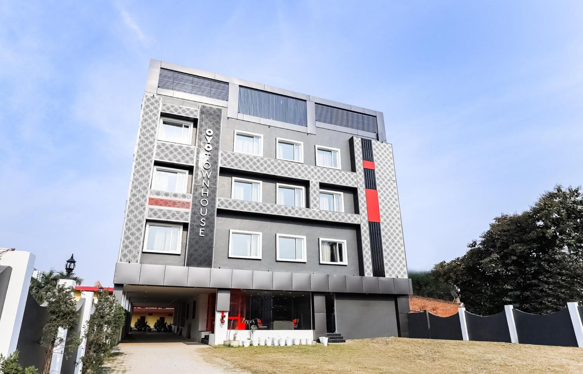 Townhouse Prithvi Resort Near Phoenix Palassio Lucknow Bagian luar foto